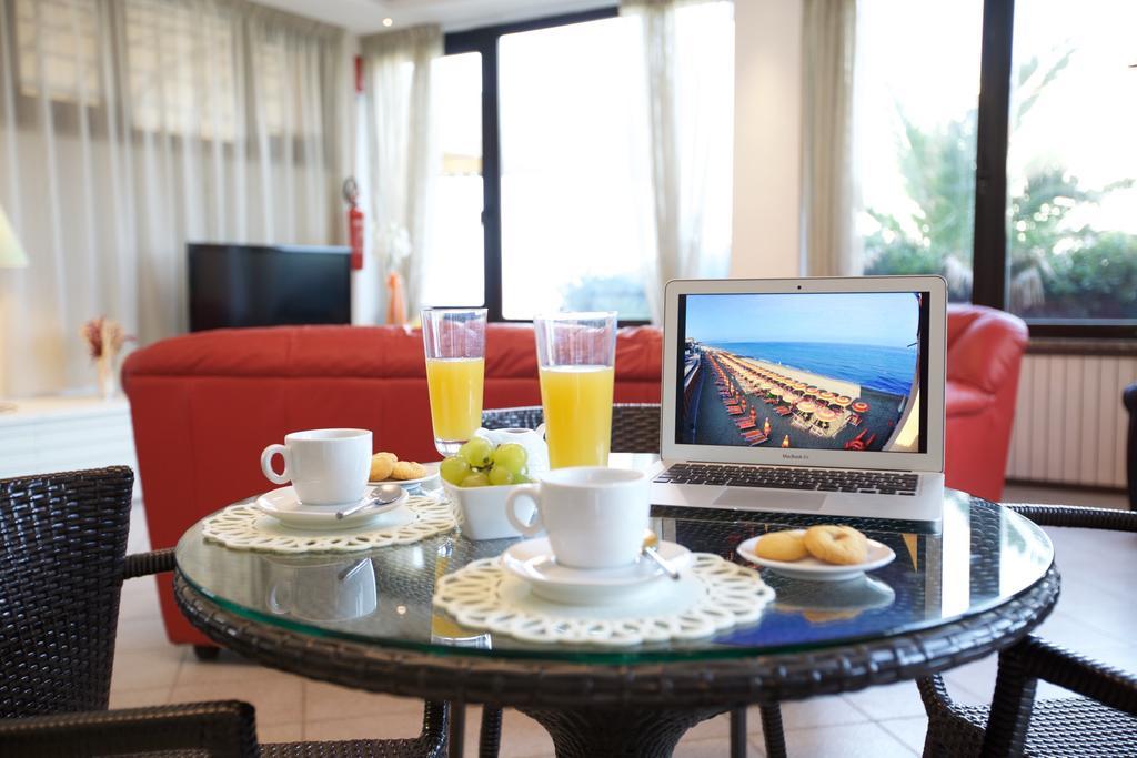 Hotel Il Delfino 산빈첸초 외부 사진